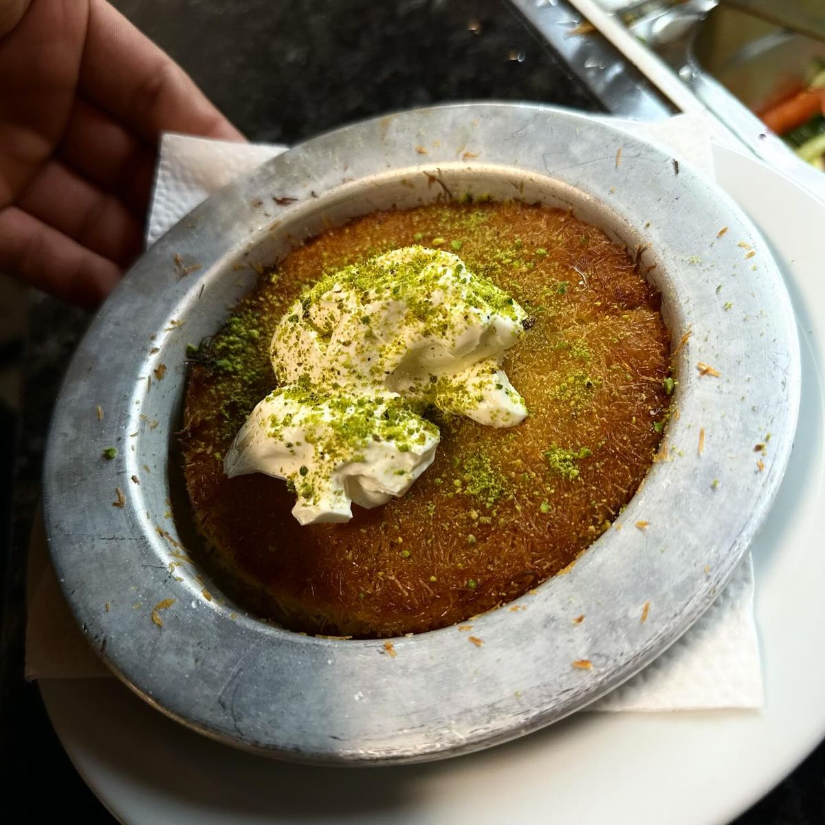 Warmes Künefe mit Pistazien und Kaymak