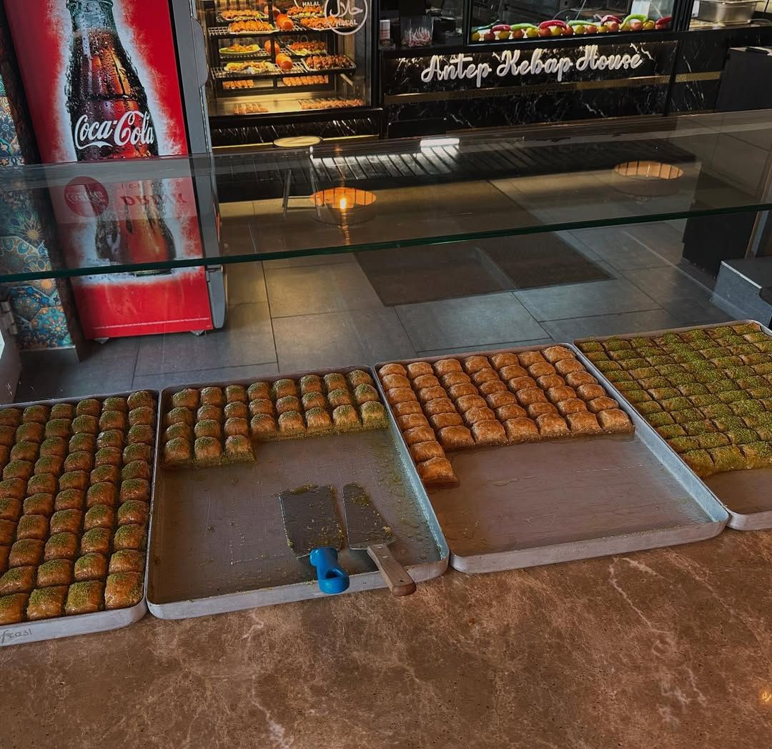 Frisch geschnittenes Baklava an der Theke