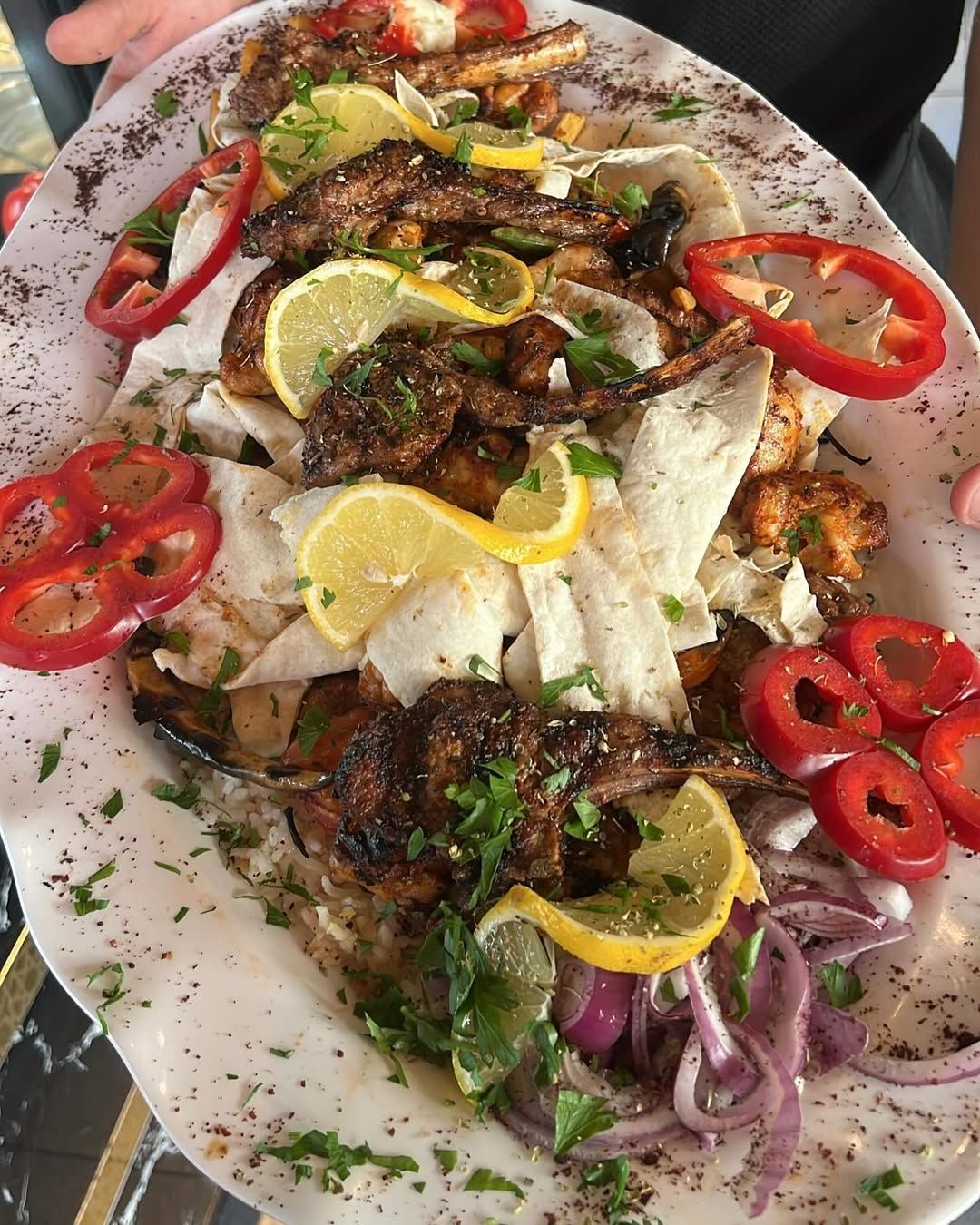 Reichhaltige Grillplatte mit Kebap-Spezialitäten und frischem Gemüse