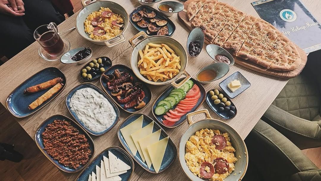 Reich gedeckter Tisch mit türkischem Frühstück