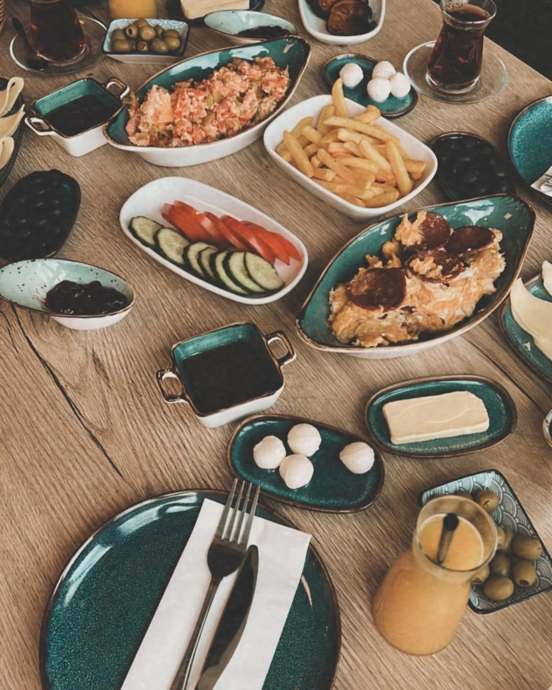 Frühstücksvielfalt mit frischen Zutaten auf dem Tisch