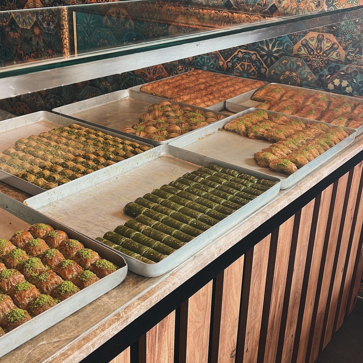 Vitrine mit frischem Baklava in vielen Sorten