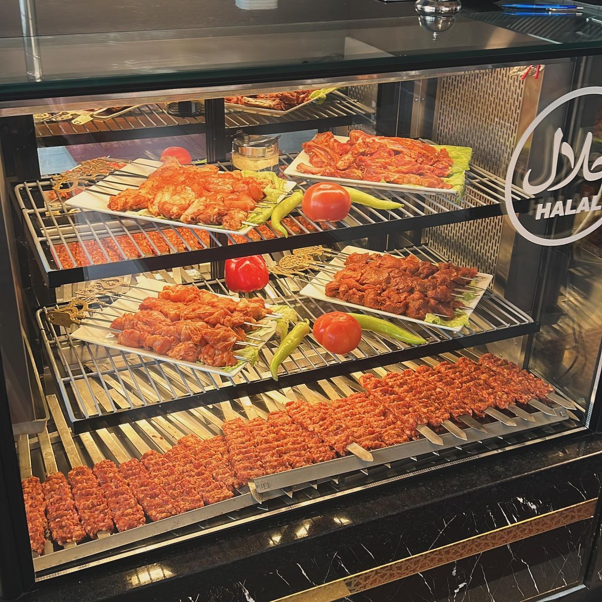 Frische halal Kebap-Spieße in der Auslage